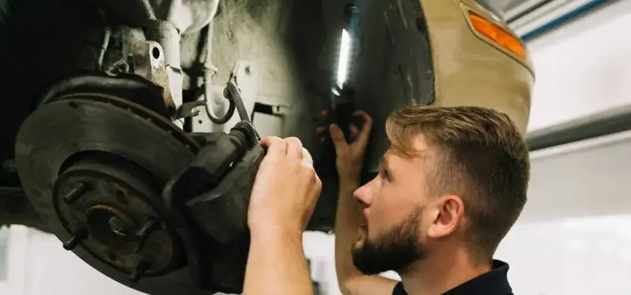 Objawy zużycia amortyzatorów przednich, które mogą zagrażać bezpieczeństwu