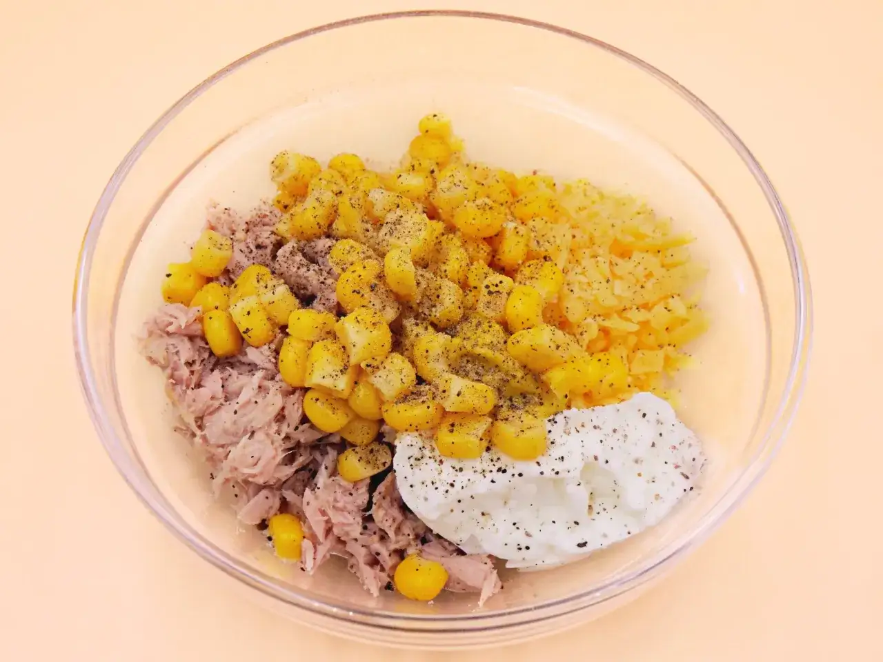 Jak zrobić sałatkę z tuńczyka z puszki – prosty przepis na smaczny posiłek