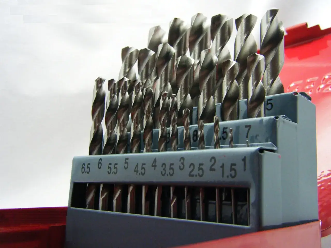 Wiertła kobaltowe HSS-Co: Kiedy są niezbędne i jak ich używać?