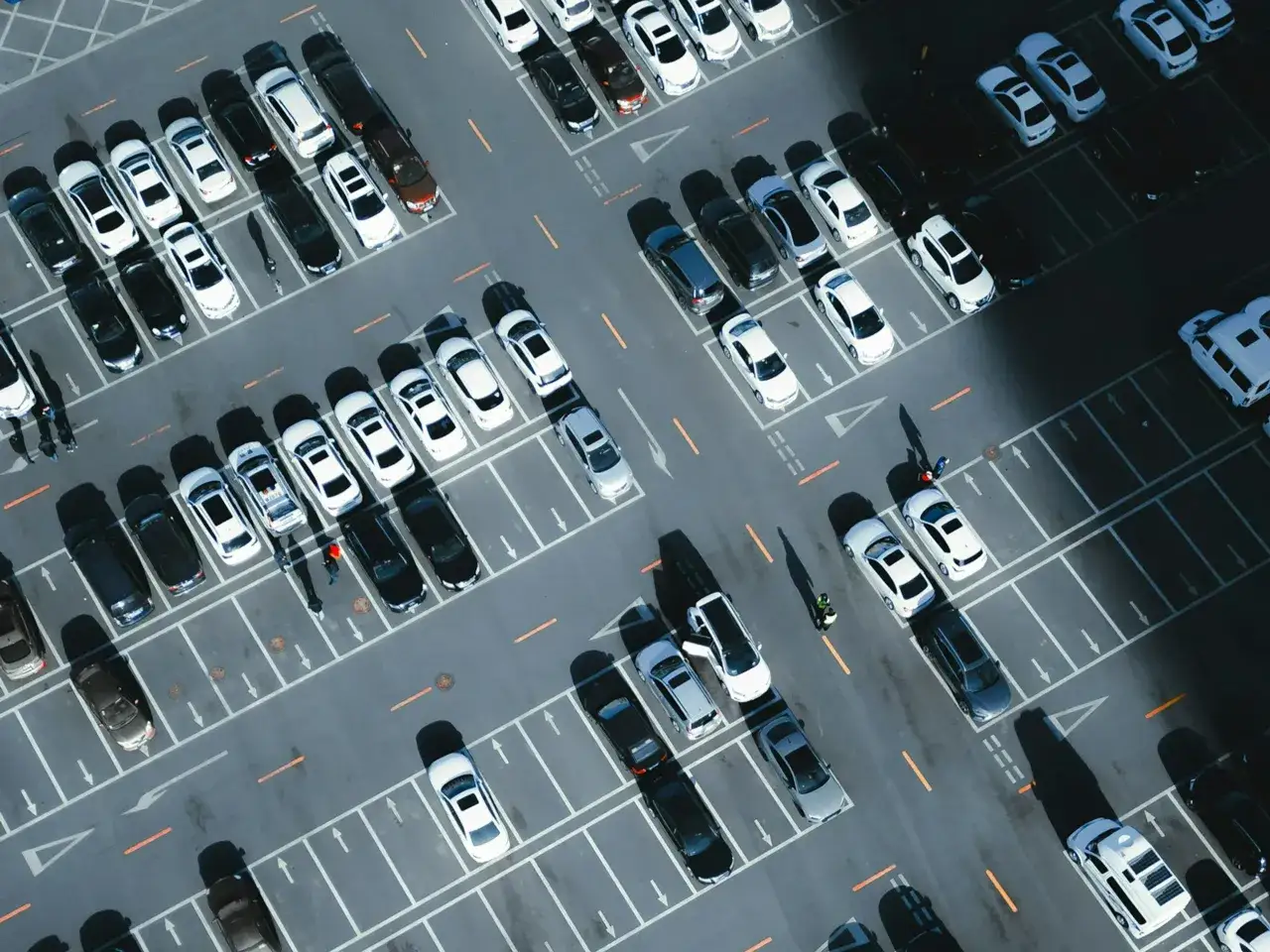 Ile miejsc parkingowych na osiedlu? Lokalne przepisy decydują!