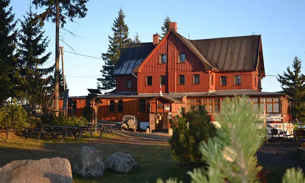 Czy schronisko może odmówić noclegu? Poznaj ważne zasady i wyjątki