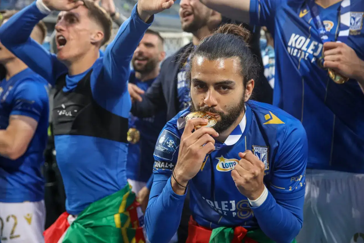 Ile zarabiają piłkarze Lecha? Zaskakujące wynagrodzenia i różnice w zarobkach