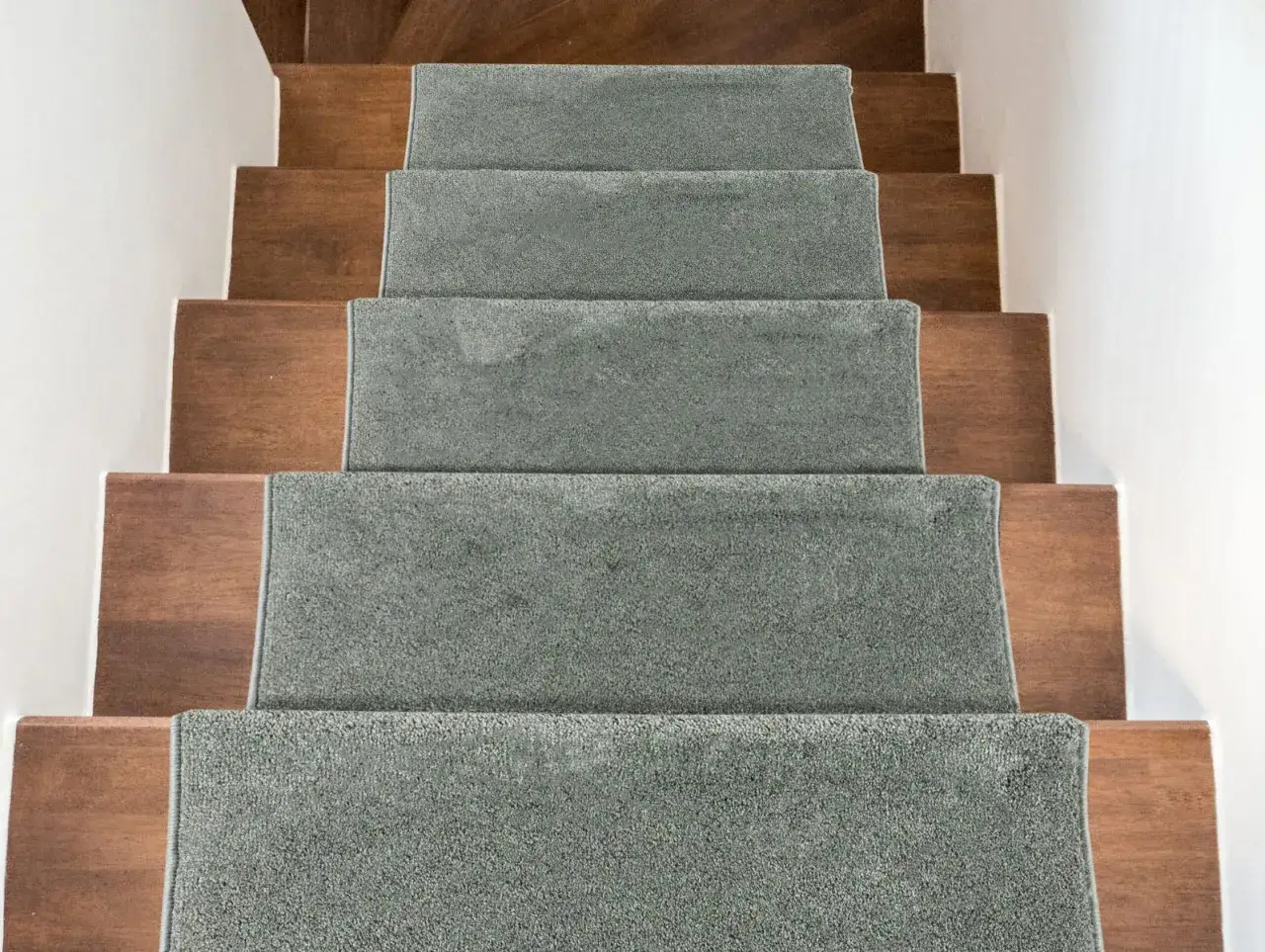 Jakie nakładki na schody drewniane wybrać, by uniknąć kosztów?