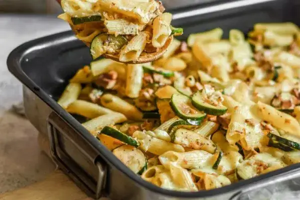 Zapiekanka makaronowa z cukinią i fetą: Prosty przepis na obiad