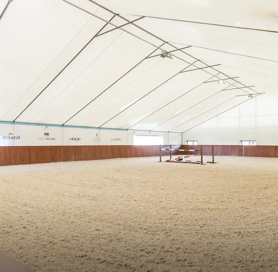 Podłoża jeździeckie: jak wybrać idealne nawierzchnie dla koni