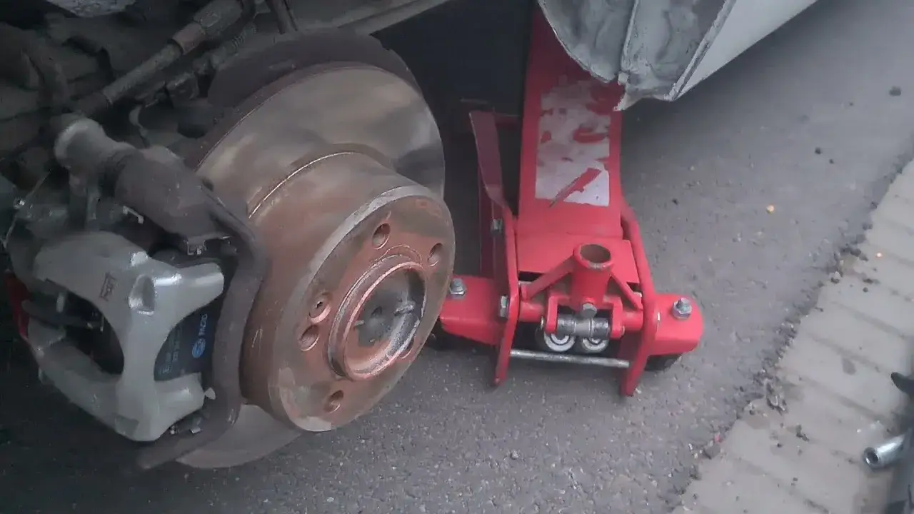 Jak zdjąć koło zapasowe w Masterze? Poradnik + awarie