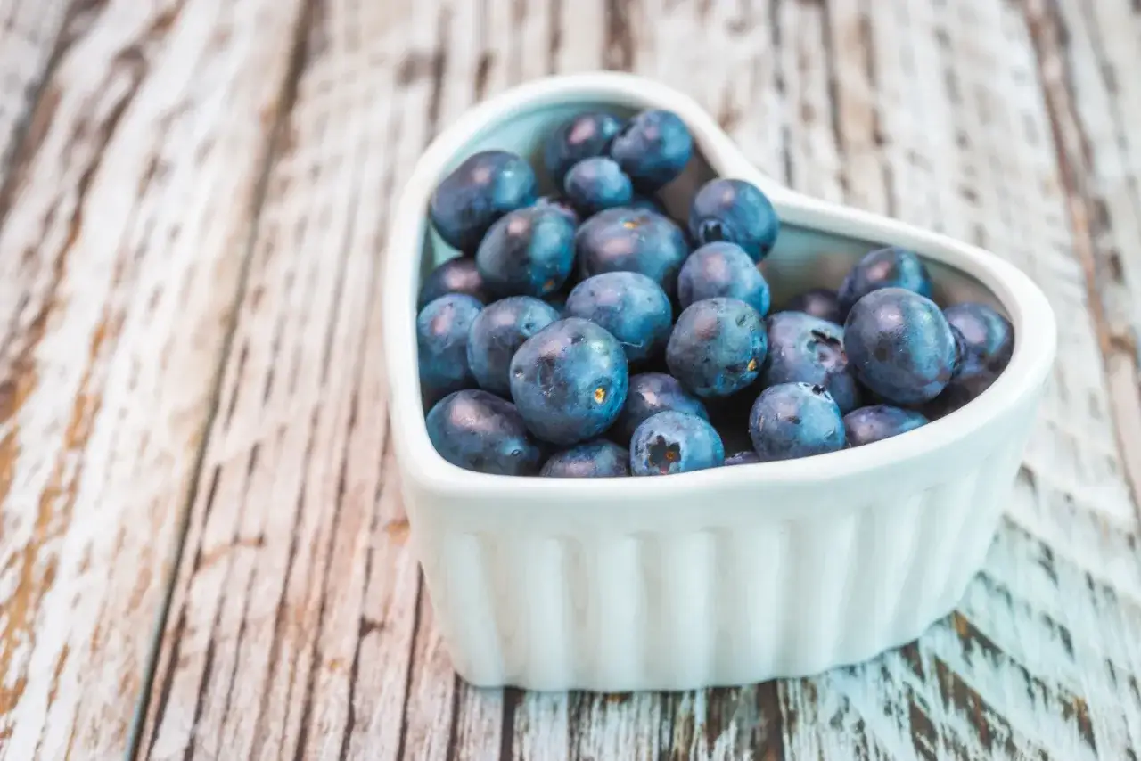 Serce pełne borówek amerykańskich w ciąży, symbol zdrowia i miłości.