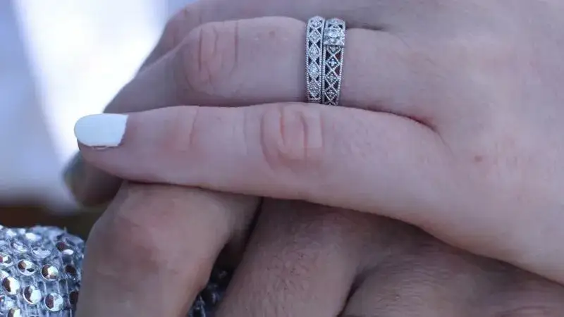 Jaką próbę ma białe złoto? Odkryj różnice i wartość w biżuterii