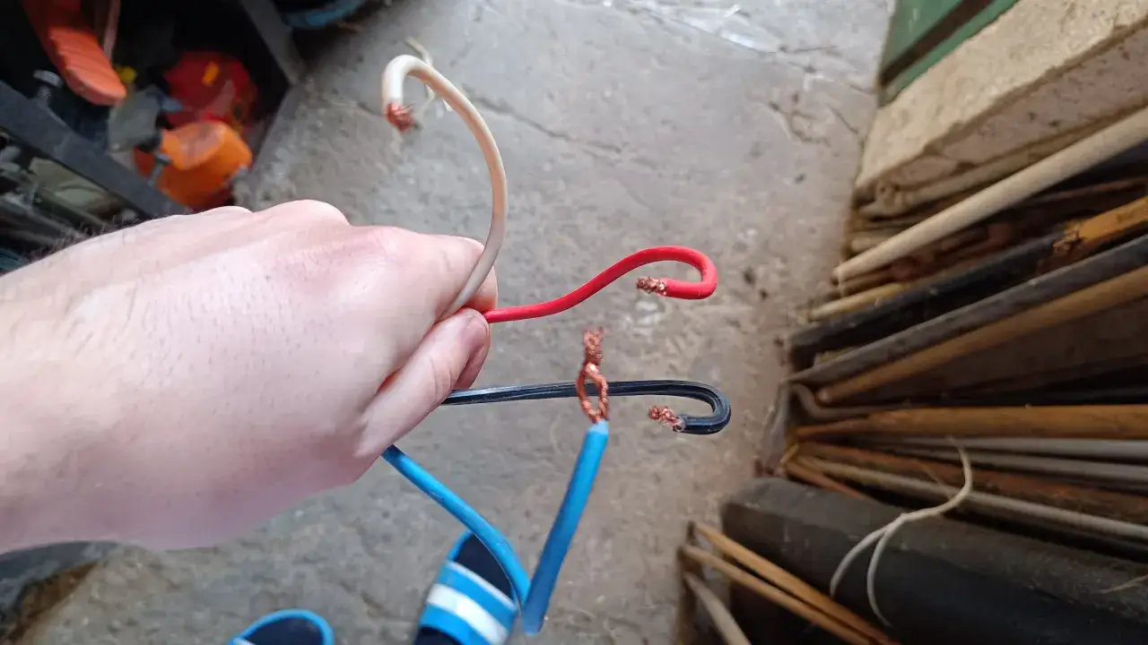 Jak podłączyć kabel siłowy 4 żyłowy i jakie są jego zastosowania oraz wskazówki