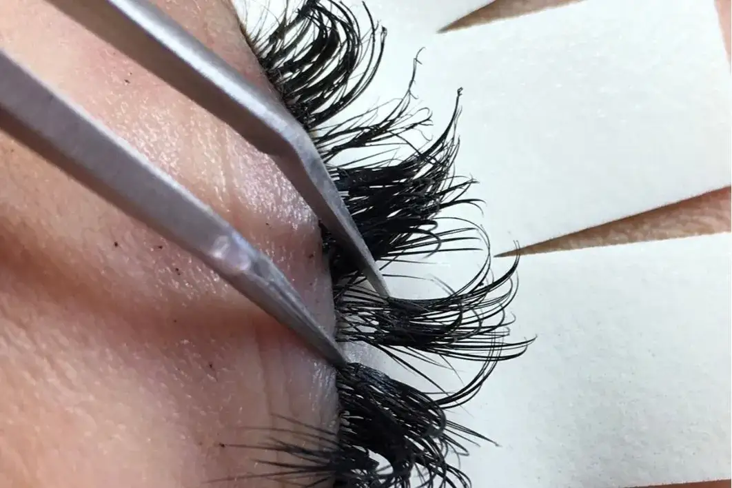 Dlaczego rzęsy krzywo rosną? Odkryj przyczyny i rozwiązania