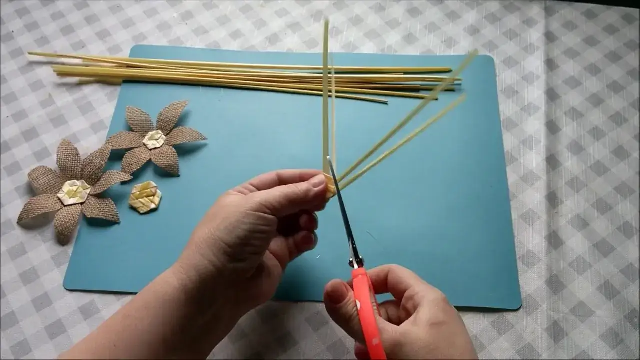 Jak zrobić kwiaty ze sznurka jutowego – proste i efektowne techniki