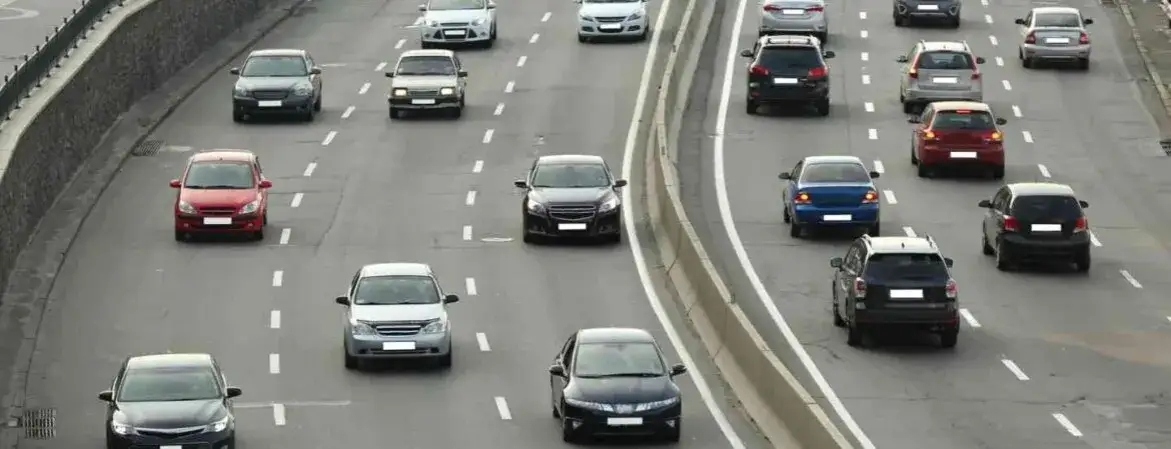 Jak jeździć w korku ze sprzęgłem, by uniknąć jego uszkodzenia?