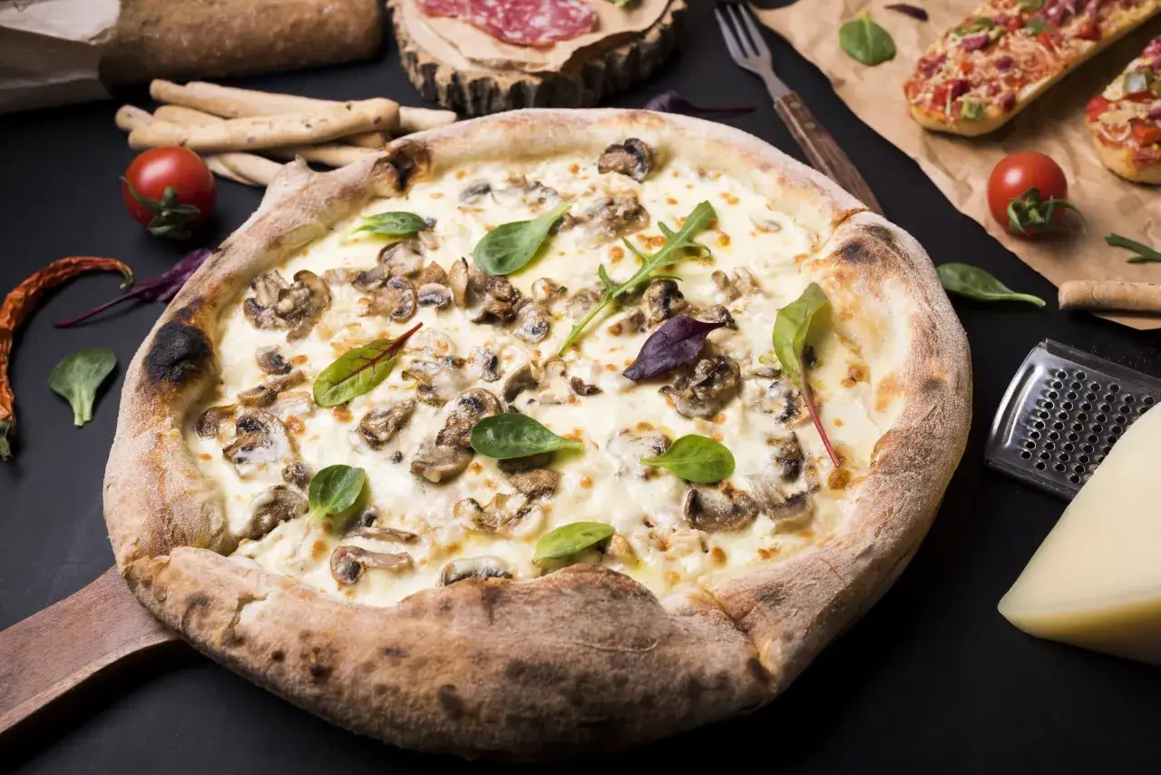 Pizza z pieczarkami idealna jak z pizzerii. Jakich pieczarek użyć, by nie puściły wody?