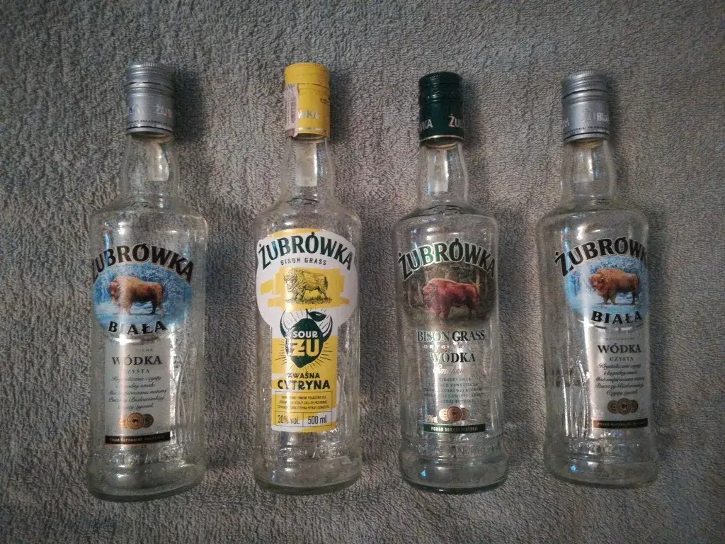 Ile kosztuje pół litra wódki Żubrówki? Sprawdź najlepsze ceny!