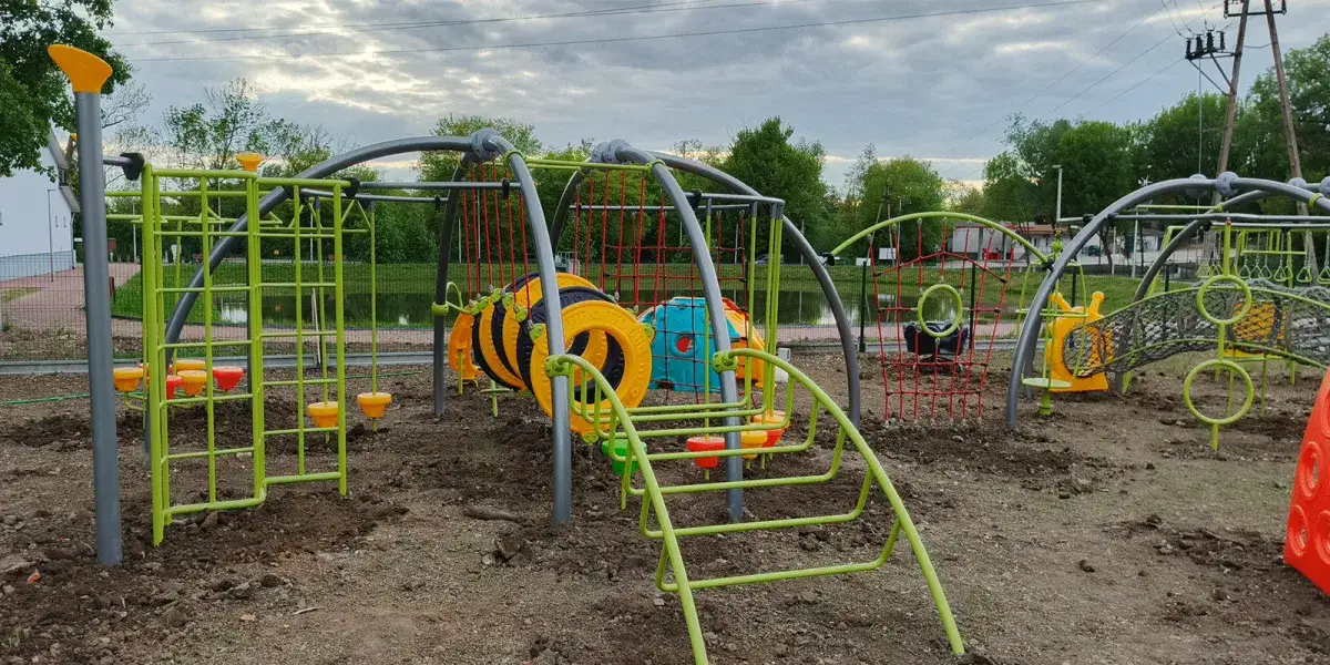 Gdzie kupić plac zabaw? Ekspert radzi: Bezpieczeństwo i trwałość!
