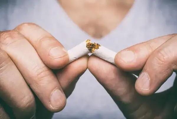 Jak palić w hotelu i uniknąć kar za łamanie zasad palenia