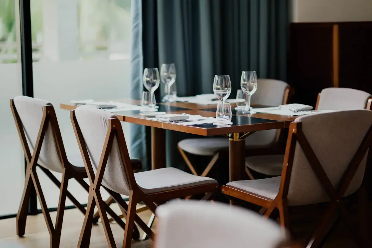 Ile miejsca na stół z krzesłami? Uniknij błędów w aranżacji przestrzeni