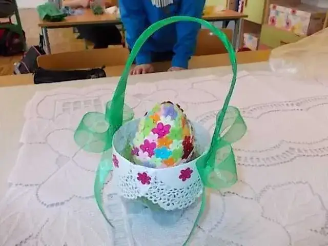 Jak zrobić koszyczek wielkanocny z butelki plastikowej - łatwe kroki i pomysły