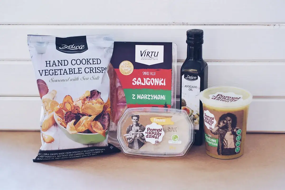 Chipsy warzywne, sajgonki, hummus, olej awokado i zupa w słoiku.