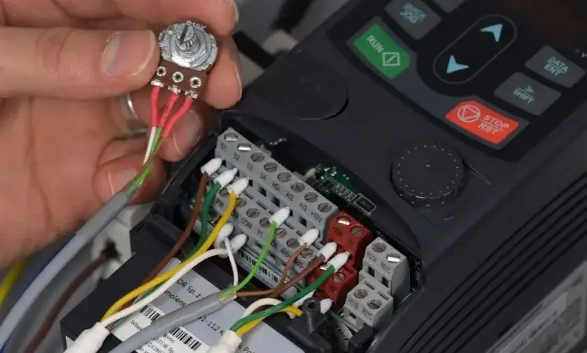 Jak podłączyć potencjometr do falownika - uniknij najczęstszych błędów