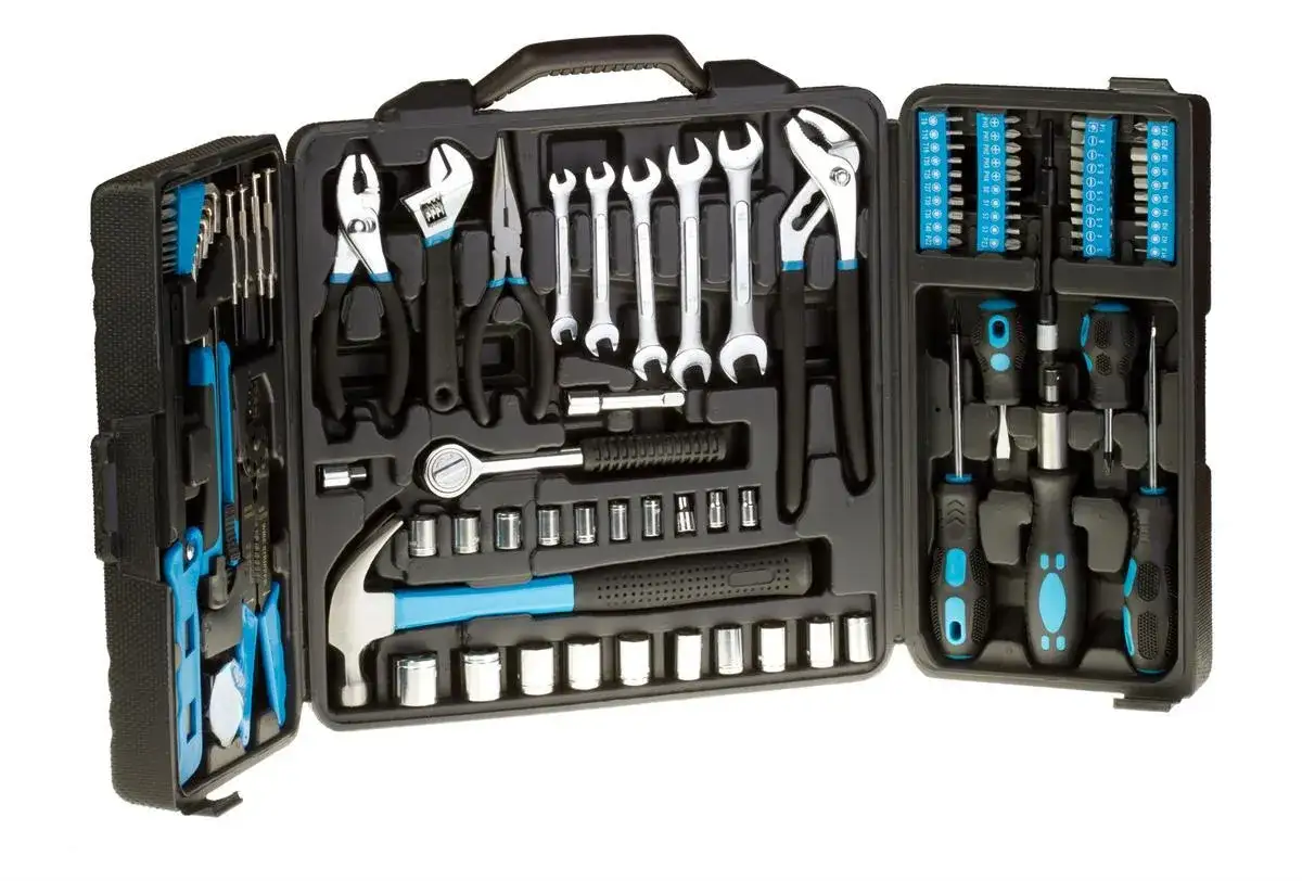 Zestaw narzędzi w walizce: klucze, śrubokręty, młotek, szczypce. Idealne jakie klucze do warsztatu dla majsterkowicza.
