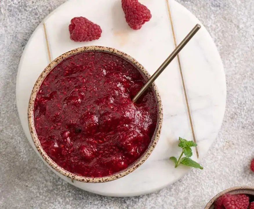 Czym jest frużelina malinowa? Skład, zastosowanie i przepisy, które musisz znać