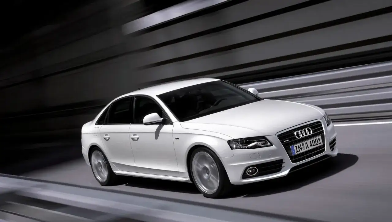 Białe Audi A4 B8 w ruchu, z widocznymi typowymi usterkami, które mogą pojawić się w tym modelu.