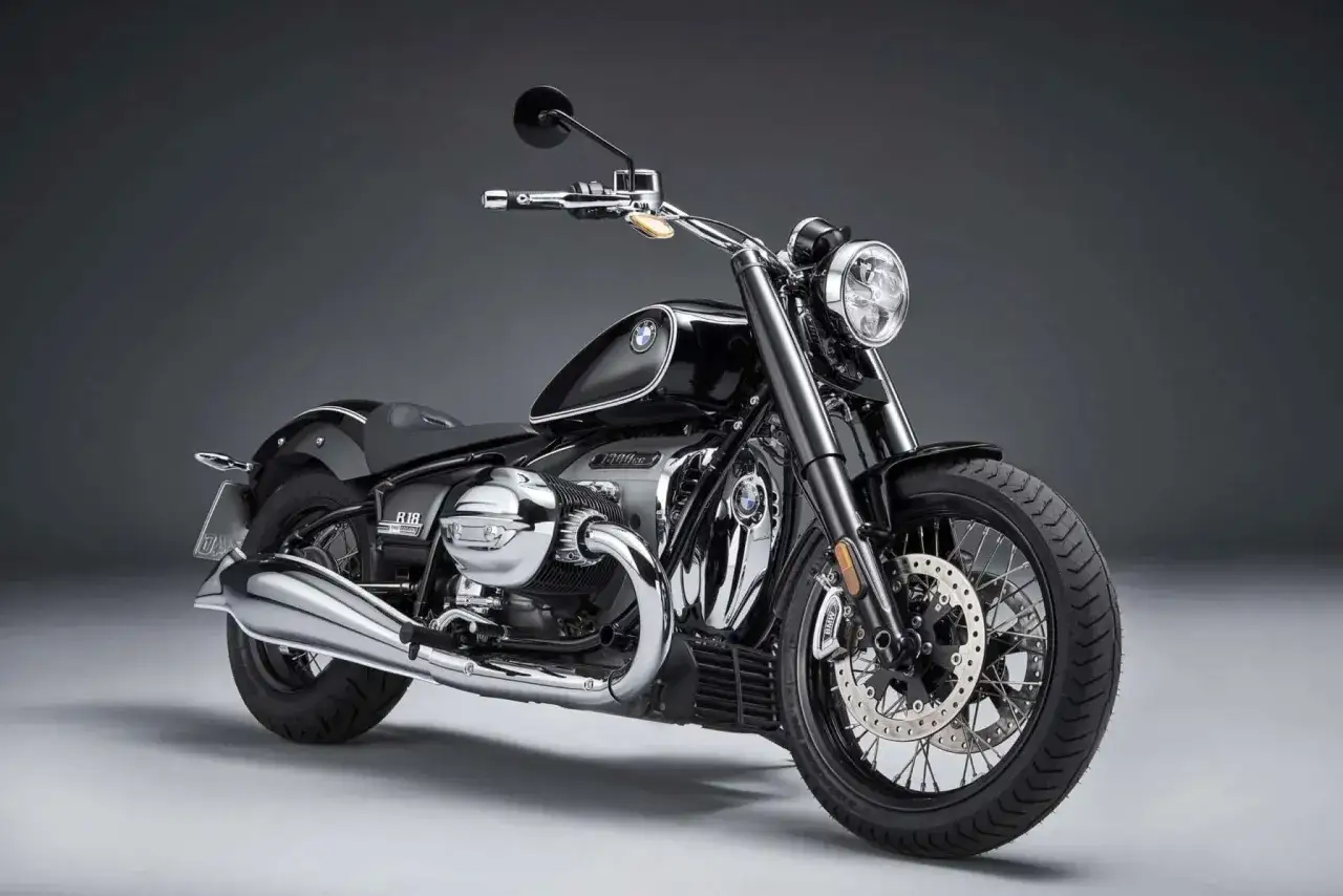 Elegancki, czarny motocykl BMW R 1800 z chromowanymi elementami, gotowy na podróż.