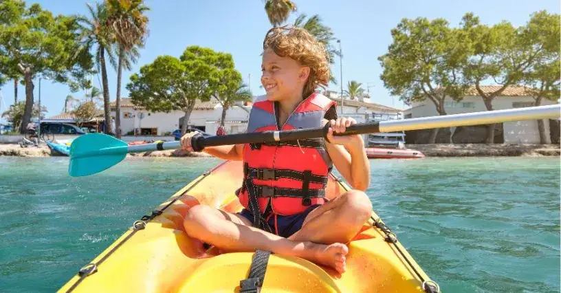Kamizelka na kajak: Asekuracyjna vs. ratunkowa? Wybierz mądrze!