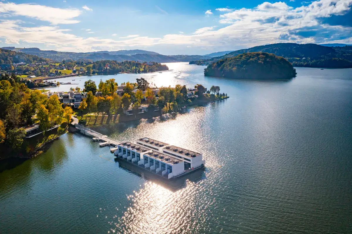 Wyspa Zmysłów: Niezwykły hotel wellness i restauracja nad jeziorem