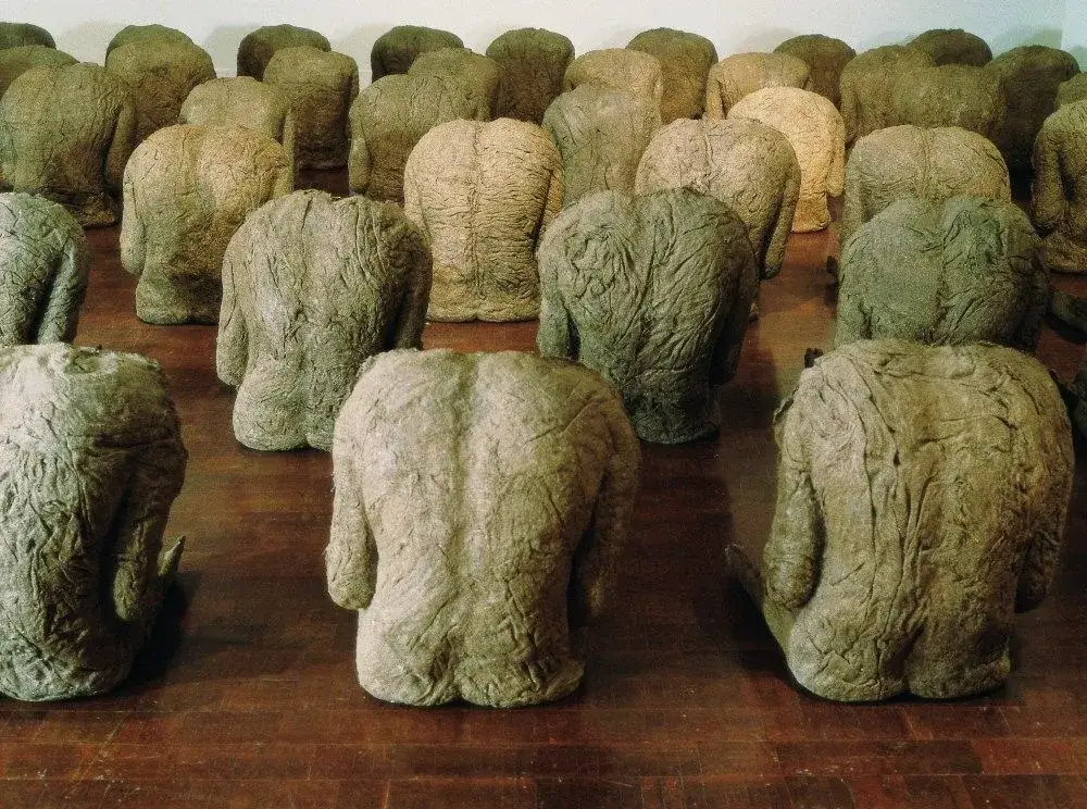 Rzeźba Abakanowicz: Odkryj niezwykłe dzieła i ich znaczenie w sztuce