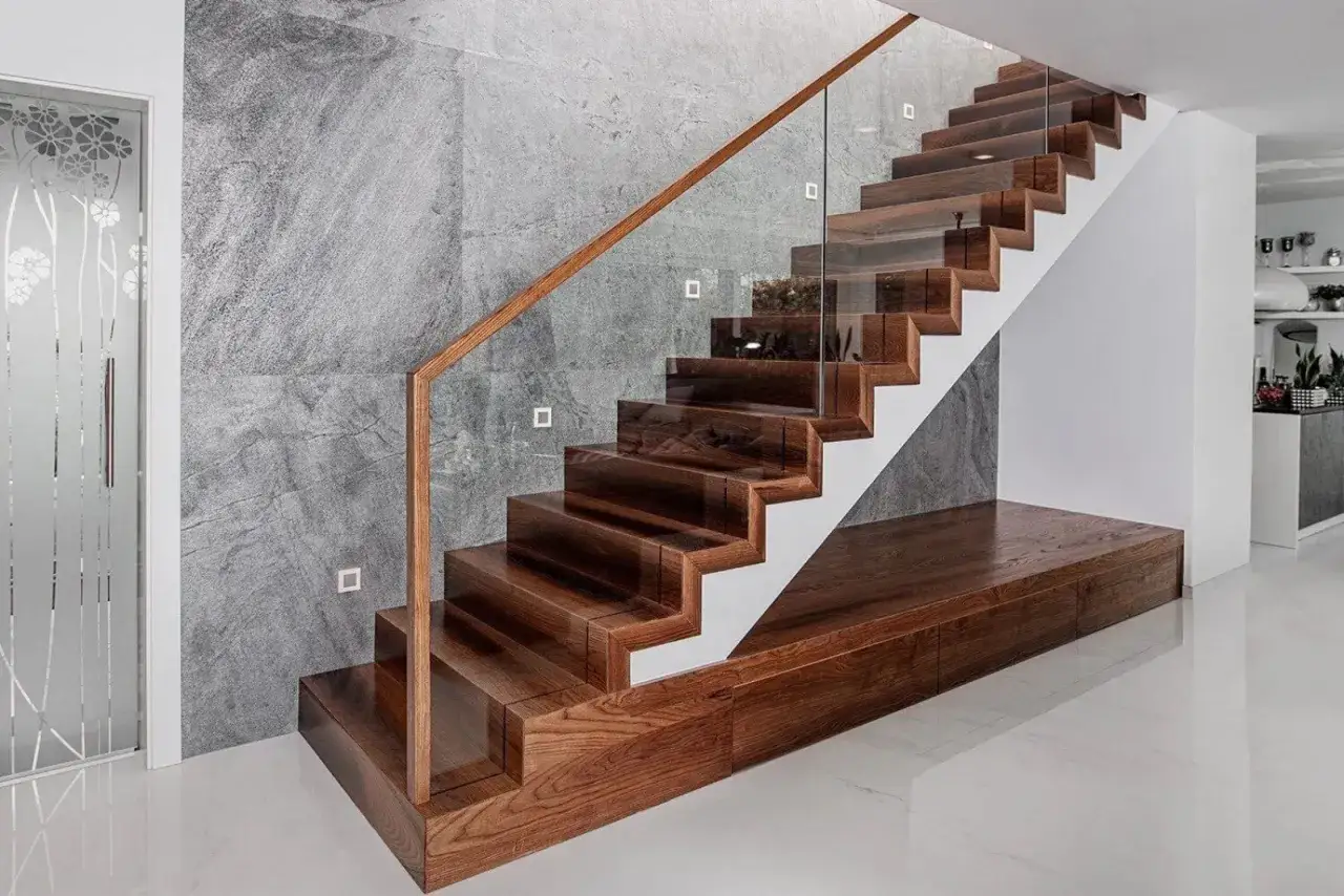 Schody bez balustrady? Trendy, koszty i przepisy 2026