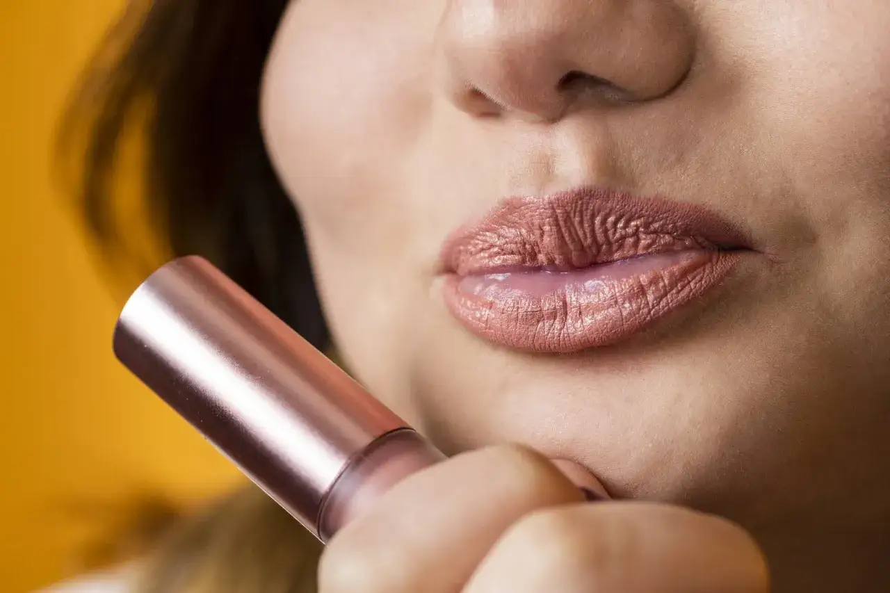 Brązowa szminka dla kogo? Jak dobrać idealny odcień do swojej urody i okazji