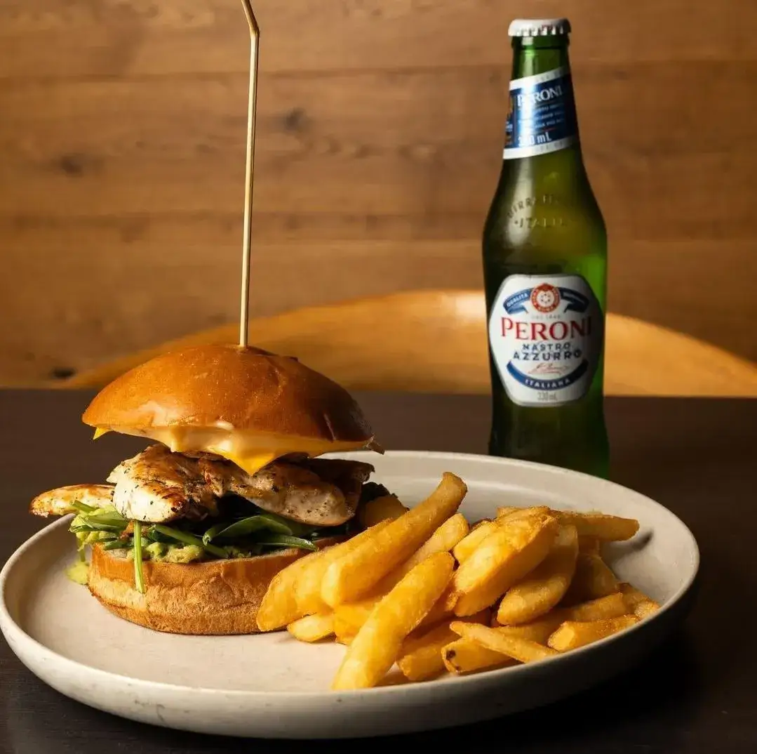 Ile kcal ma burger z kurczakiem? Zaskakujące różnice w kaloriach