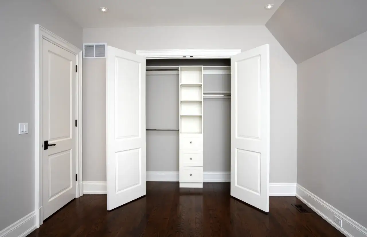 Drzwi do garderoby: Wybierz mądrze! Typy, trendy, wentylacja.