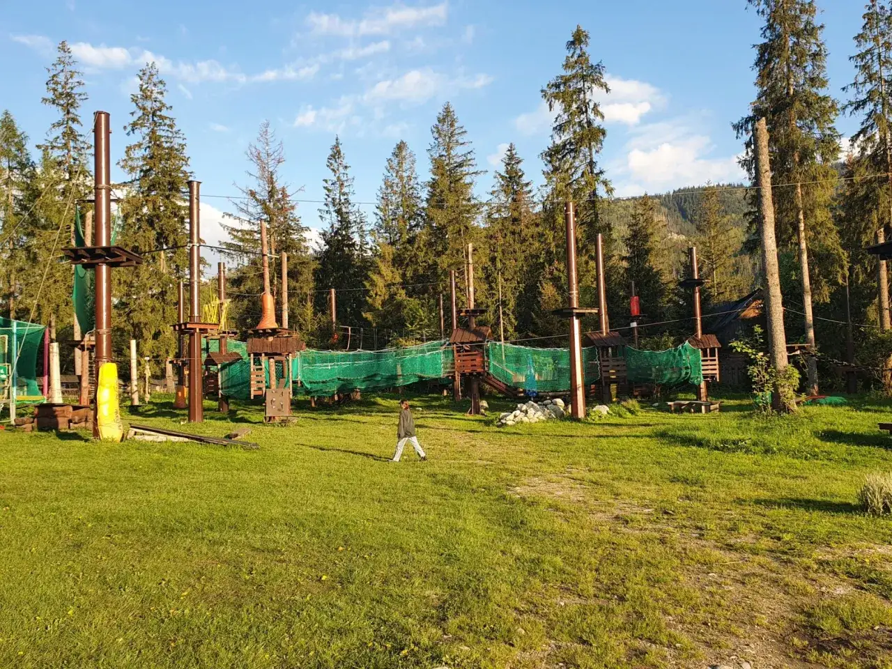 Gugu Park Linowy: Rodzinna zabawa? Sprawdź cennik i trasy!