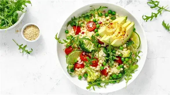 Jak zrobić sałatkę z awokado, która zachwyci smakiem i kolorami?