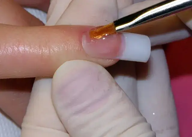 Jak przedłużyć paznokcie na tipsie - proste kroki dla pięknych dłoni