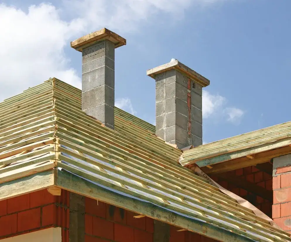 Dlaczego cieknie woda z komina przyczyny i skuteczne rozwiązania problemu