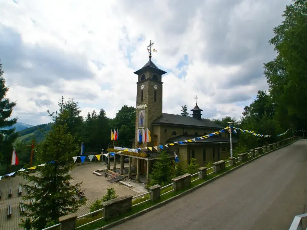 Sanktuarium Matki Bożej Królowej Polski w Szczyrku - historia i msze