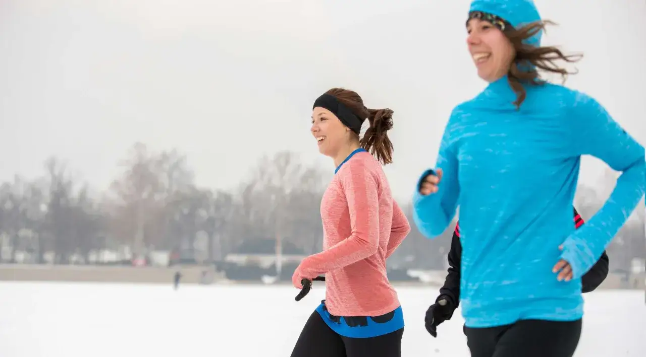 Bieganie boso po śniegu: Czy warto? Korzyści i bezpieczne kroki