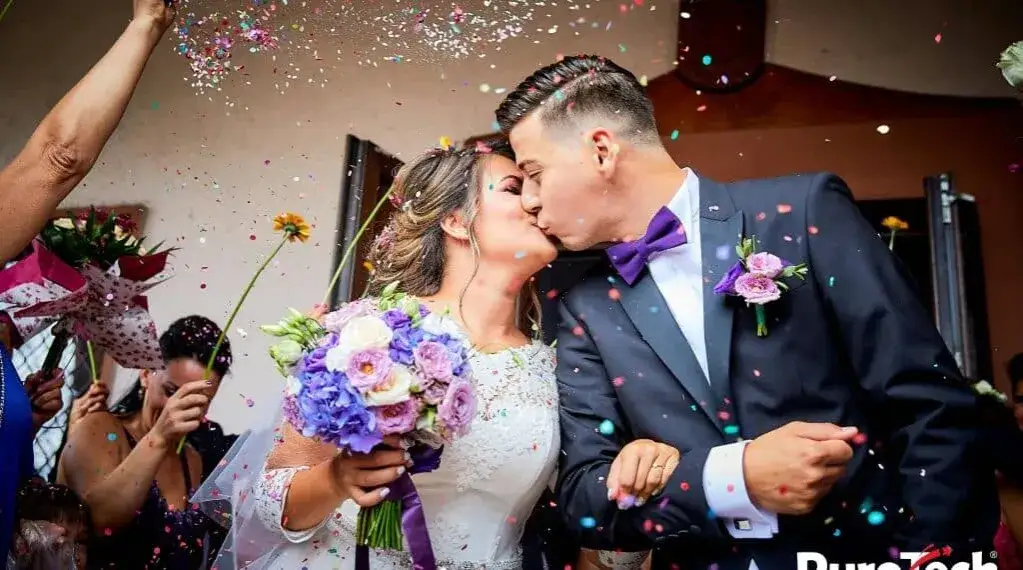 Konfetti na ślub: Klucz do magicznych zdjęć i bezproblemowej ceremonii