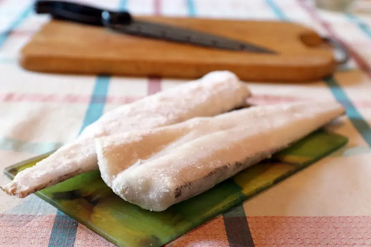 Ryba mrożona czy rozmrożona? Smaż perfekcyjnie bez błędów!