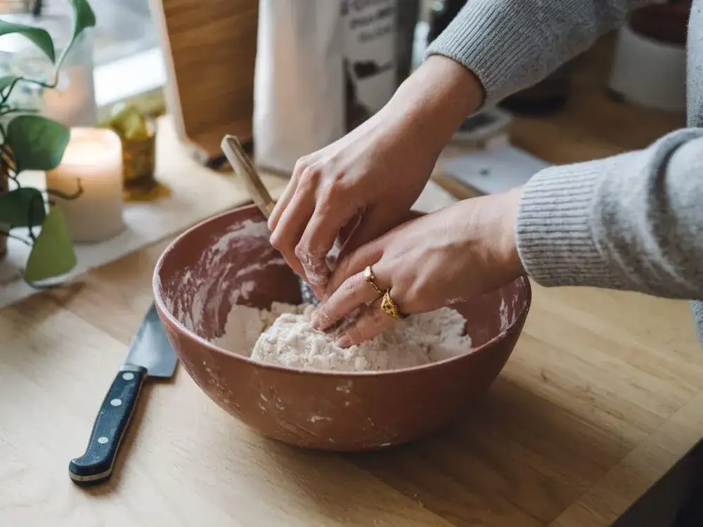 Jaką mąkę do masy solnej wybrać, aby uniknąć nieudanych wypieków?