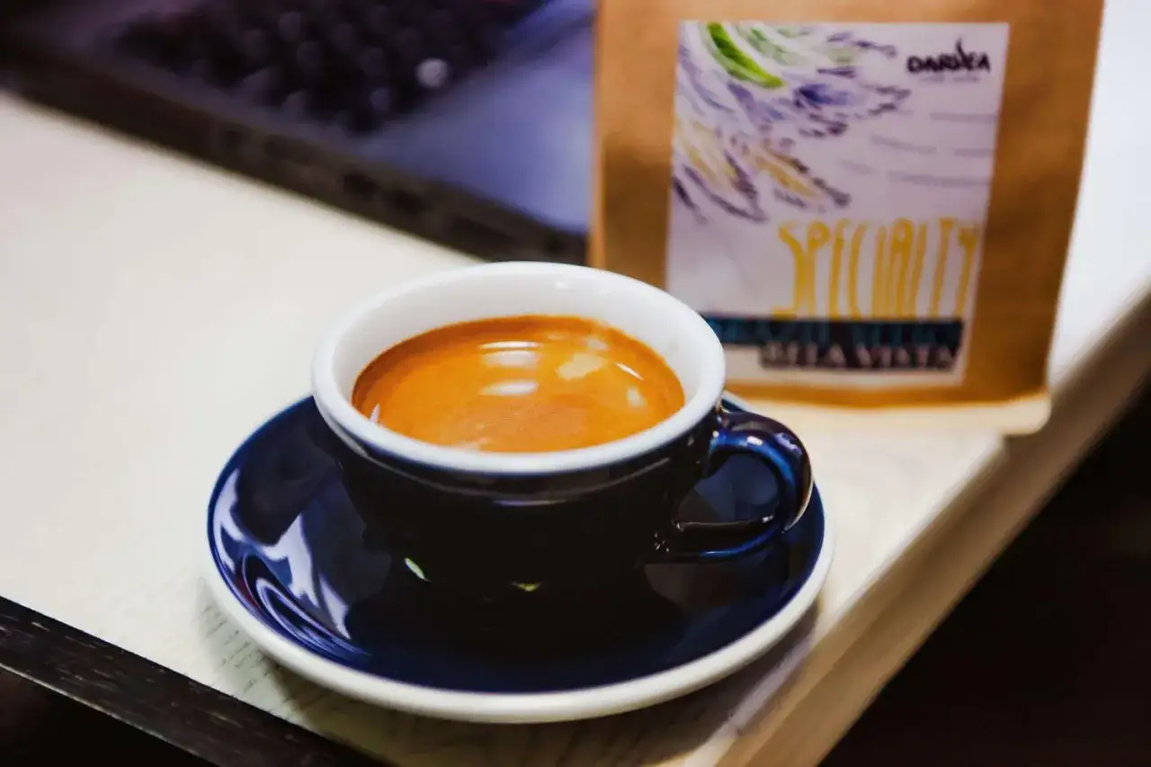 Czy przy dnie moczanowej można pić kawę? Oto prawda, która zaskakuje