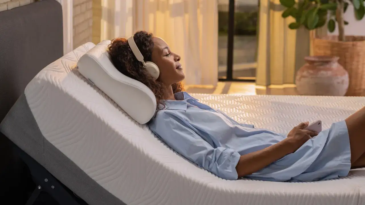 Poduszka ortopedyczna: Jak spać, by kark i kręgosłup odpoczęły?