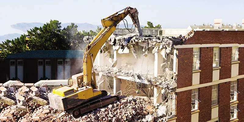 Ile kosztuje rozbiórka budynku? Poznaj ukryte wydatki i oszczędności