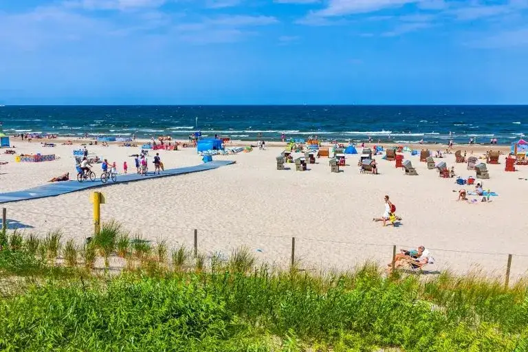 Ile za nocleg nad morzem? Ceny, które Cię zaskoczą!