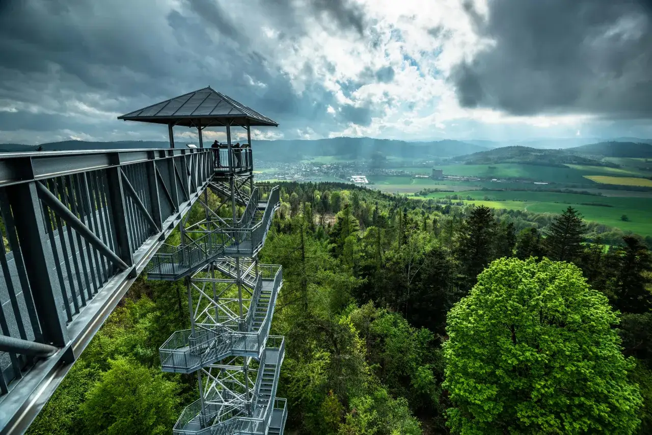 Wieża widokowa na Krzyżowym Wierchu w Czechach oferuje zapierające dech w piersiach widoki na zielone doliny i góry.