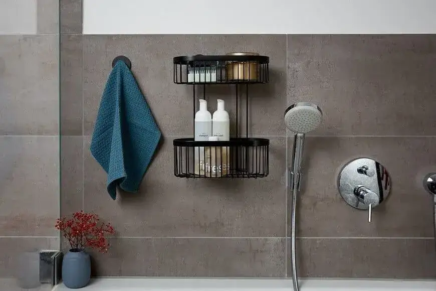 Jak zamontować półki na ścianie bez problemów i błędów